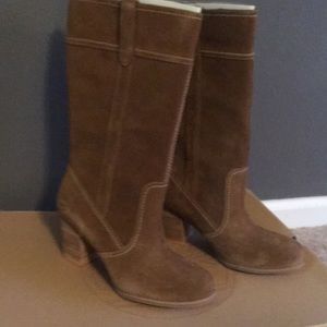 Women’s size 9 brown suede boots.